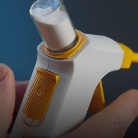 hand operating dry powder delivery device