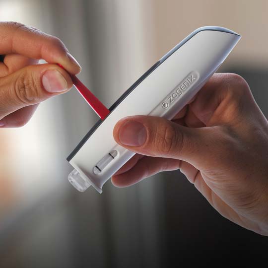 hands manipulated a needle free delivery medical device