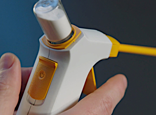 hand operating dry powder delivery device